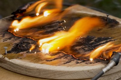 Лікар із Рівного випалює візерунки на дереві струмом у 3000 вольт