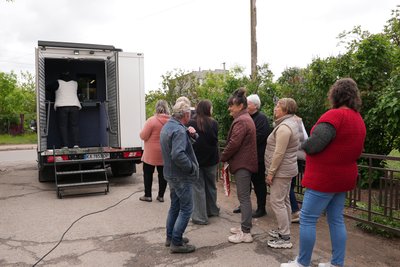 Банк на колесах: у села Миколаївщини приїжджає мобільне відділення, де можна зняти готівку Банк на колесах: у села Миколаївщини приїжджає мобільне відділення, де можна зняти готівку