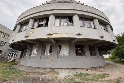 У Сумах БпЛА влучив у багатоповерхівку: серед поранених дитина У Сумах БпЛА влучив у багатоповерхівку: серед поранених дитина