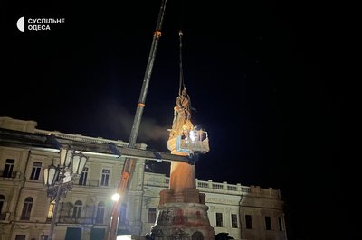 В Одесі демонтували пам’ятник Катерині ІІ В Одесі демонтували пам’ятник Катерині ІІ