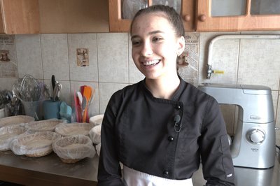 Лучанка Анна Дігалевич пече хліб для ЗСУ