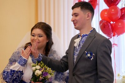 "Я відчув, що вона моя за її посмішкою" — у Житомирі у День Святого Валентина побралися донеччанин і житомирянка "Я відчув, що вона моя за її посмішкою" — у Житомирі у День Святого Валентина побралися донеччанин і житомирянка