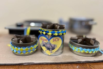 На канікулах пів сотні вчителів Луцької гімназії виготовляли окопні свічки На канікулах пів сотні вчителів Луцької гімназії виготовляли окопні свічки