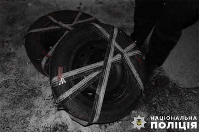 "Спритний" киянин зняв колеса з чужого авто посеред вулиці, але продати крадене не встиг "Спритний" киянин зняв колеса з чужого авто посеред вулиці, але продати крадене не встиг
