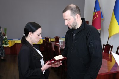 На Хмельниччині рідним шістьох загиблих бійців вручили їхні ордени "За мужність" На Хмельниччині рідним шістьох загиблих бійців вручили їхні ордени "За мужність"