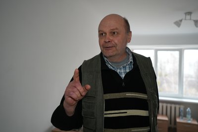 "Дали нам по ліжку". Як живе у Сумах чоловік, який виїхав з прикордоння "Дали нам по ліжку". Як живе у Сумах чоловік, який виїхав з прикордоння
