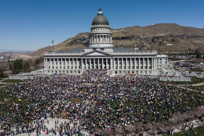 "Руки геть!": у США та Європі відбулись мільйонні протести проти Трампа та Маска "Руки геть!": у США та Європі відбулись мільйонні протести проти Трампа та Маска