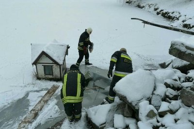 На Київщині врятували качок, які потрапили у крижану пастку На Київщині врятували качок, які потрапили у крижану пастку