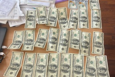 Інвалідність хворому військовому за 3 тисячі доларів: у Житомирі затримали медсестру, яку підозрюють у вимаганні хабаря Інвалідність хворому військовому за 3 тисячі доларів: у Житомирі затримали медсестру, яку підозрюють у вимаганні хабаря