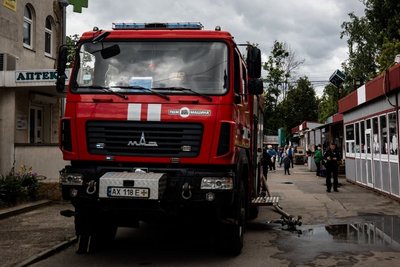Пожежна машина біля місця займання в Індустріальному районі Харкова, 27 травня 2026 року Пожежна машина біля місця займання в Індустріальному районі Харкова, 27 травня 2026 року