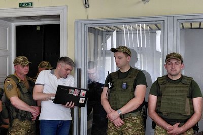 Прокурор Дмитро Петльований показує Зінченко відео з камер Прокурор Дмитро Петльований показує Зінченко відео з камер