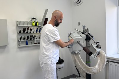 Рікарду Жорж Тейшейра Фернандеш із одним з апаратів кліінки протезування Рікарду Жорж Тейшейра Фернандеш із одним з апаратів кліінки протезування