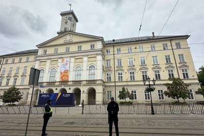 Навколо Ратуші поставили обмежувачі Навколо Ратуші поставили обмежувачі