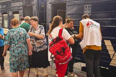 Вісім тисяч пацієнтів за пів року. Як "Лікарі без кордонів" працюють у прифронтових містах Донеччини Вісім тисяч пацієнтів за пів року. Як "Лікарі без кордонів" працюють у прифронтових містах Донеччини