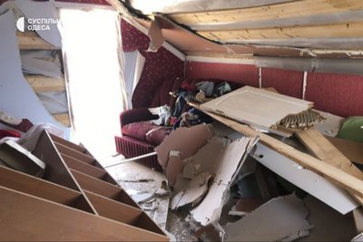 Родина з п'ятьма дітьми відновлює будинок в Дачному на Одещині після ракетного удару Родина з п'ятьма дітьми відновлює будинок в Дачному на Одещині після ракетного удару