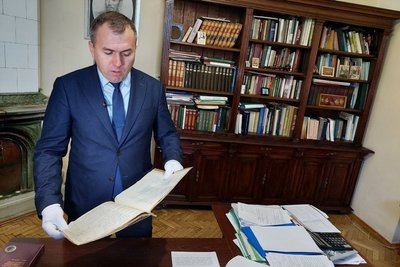 Володимир Кахнич показує архівні документи