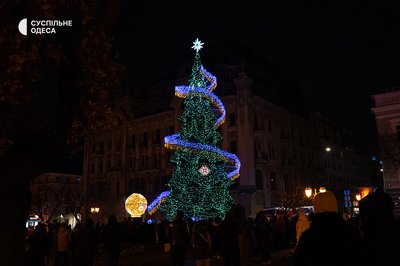 У центрі Одеси відкрили новорічну ялинку