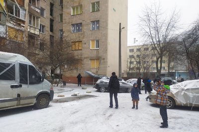 У Вишневому ліквідовують наслідки ракетної атаки. Постраждалим забезпечили ночівлю та харчування У Вишневому ліквідовують наслідки ракетної атаки. Постраждалим забезпечили ночівлю та харчування