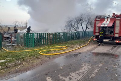 Нічна атака дронів по Житомирщині: через падіння уламків збитих "шахедів" горіло приватне домоволодіння Нічна атака дронів по Житомирщині: через падіння уламків збитих "шахедів" горіло приватне домоволодіння