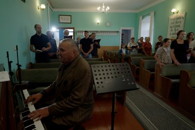 Вимираючі села: як живе пастор у селі на Житомирщині, де залишилися близько 20 людей Вимираючі села: як живе пастор у селі на Житомирщині, де залишилися близько 20 людей