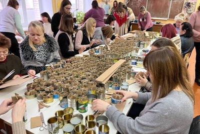 На канікулах пів сотні вчителів Луцької гімназії виготовляли окопні свічки На канікулах пів сотні вчителів Луцької гімназії виготовляли окопні свічки