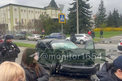 Пошкоджений внаслідок ДТП на вулиці Георгія Тарасенка у Харкові автомобіль, 19 квітня 2026 року Пошкоджений внаслідок ДТП на вулиці Георгія Тарасенка у Харкові автомобіль, 19 квітня 2026 року