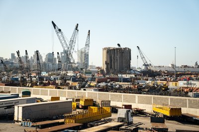 Порт у Бейруті, Ліван, грудень 2022 року. В центрі — залишки будівлі портового складу, яка була зруйнована через вибух у 2022 році. Вибух в порту ще більше поглибив економічну кризу, які тоді вже переживала країна. Порт у Бейруті, Ліван, грудень 2022 року. В центрі — залишки будівлі портового складу, яка була зруйнована через вибух у 2022 році. Вибух в порту ще більше поглибив економічну кризу, які тоді вже переживала країна.