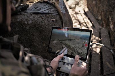 Оператор БПЛА тактичної групи "Адам" відстежує позиції противника Оператор БПЛА тактичної групи "Адам" відстежує позиції противника
