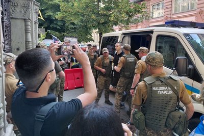 Зінченка доправили до зали суду Зінченка доправили до зали суду