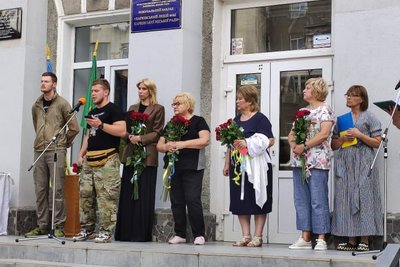 Встановлення меморіальної дошки Іллі Гончарову в ліцей №83, Харків, серпень 2023 року. Фото: Харківська міська рада Встановлення меморіальної дошки Іллі Гончарову в ліцей №83, Харків, серпень 2023 року. Фото: Харківська міська рада