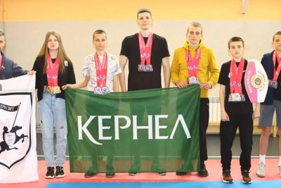 Карина Бахур разом з іншими спортсменами на змаганнях Карина Бахур разом з іншими спортсменами на змаганнях