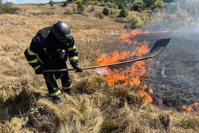 Рятувальник гасить пожежу внаслідок влучання у Садоводі Куп'янського району, 6 вересня 2025 року