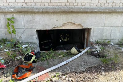 У середмісті Житомира горів розбомблений військами РФ ліцей У середмісті Житомира горів розбомблений військами РФ ліцей
