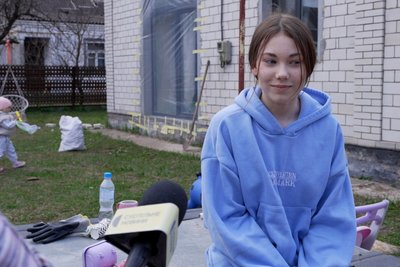 Під час російського обстрілу Коростеня на Житомирщині 14-річна дівчина врятувала свою племінницю Під час російського обстрілу Коростеня на Житомирщині 14-річна дівчина врятувала свою племінницю