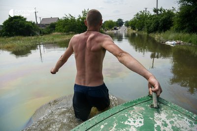 Зооволонтери рятують тварин у підтоплених районах Херсона, 7 червня 2023 року