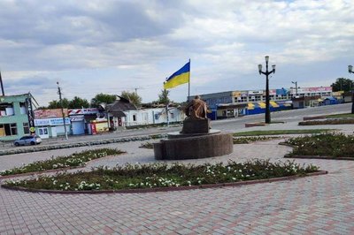 У центрі Балаклії на Харківщині, яка пів року була в окупації РФ, підняли прапор України У центрі Балаклії на Харківщині, яка пів року була в окупації РФ, підняли прапор України