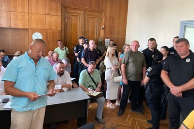 В суді Житомира розпочали розгляд справи над обвинувачуваними у рекеті, які "вибивали" неіснуючі борги В суді Житомира розпочали розгляд справи над обвинувачуваними у рекеті, які "вибивали" неіснуючі борги