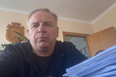 Лелека гуляв у центрі міста: Бердичівський міський голова допоміг спіймати птаха Лелека гуляв у центрі міста: Бердичівський міський голова допоміг спіймати птаха