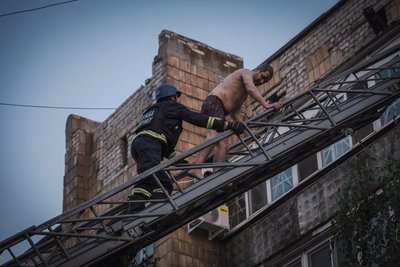 Рятувальник допомагає чоловіку, зруйнований ракетою РФ будинок у Покровську Рятувальник допомагає чоловіку, зруйнований ракетою РФ будинок у Покровську