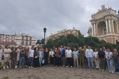 В Одесі біля оперного театру відкрили інсталяцію "Дзеркало Незалежності"