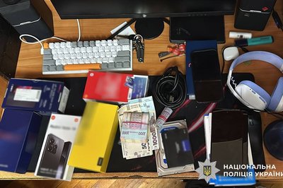 Телефонне шахрайство: на Житомирщині судитимуть 4 чоловіків, які ошукали щонайменше 17 людей на мільйон гривень Телефонне шахрайство: на Житомирщині судитимуть 4 чоловіків, які ошукали щонайменше 17 людей на мільйон гривень