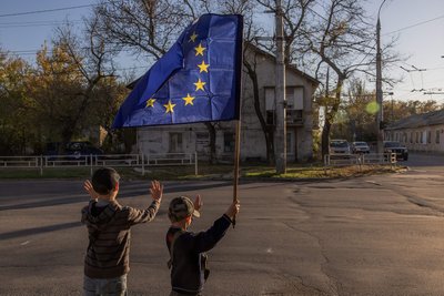 Діти з прапором ЄС у Херсоні Діти з прапором ЄС у Херсоні