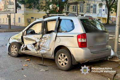 В Одесі зіткнулися маршрутка та три авто: травмувалися дев’ятеро пасажирів, серед них дитина В Одесі зіткнулися маршрутка та три авто: травмувалися дев’ятеро пасажирів, серед них дитина