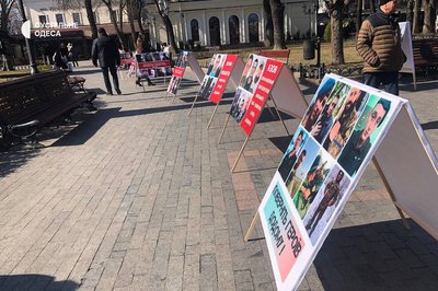 В Одесі влаштували акцію на підтримку військовополонених захисників Азовсталі В Одесі влаштували акцію на підтримку військовополонених захисників Азовсталі
