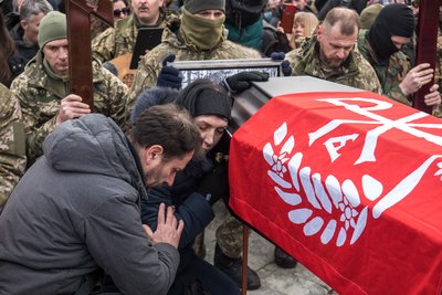 Батьки загиблого бійця добровольчого батальйону "Братство" Богдана Лягова з позивним "Аполлон" біля труни сина на прощанні у Києві, 7 березня 2023 року