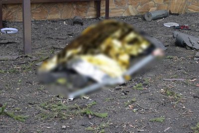 Тіло чоловіка, який загинув внаслідок влучання БпЛА у Холодногірському районі Харкова, 18 березня 2026 року Тіло чоловіка, який загинув внаслідок влучання БпЛА у Холодногірському районі Харкова, 18 березня 2026 року
