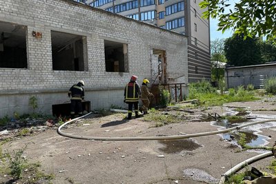 У середмісті Житомира горів розбомблений військами РФ ліцей У середмісті Житомира горів розбомблений військами РФ ліцей