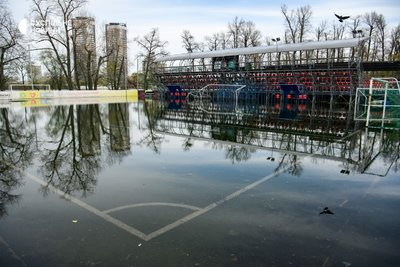 Вода залила футбольне поле в зоні відпочинку у Гідропарку, Київ, 17 квітня 2023 року Вода залила футбольне поле в зоні відпочинку у Гідропарку, Київ, 17 квітня 2023 року