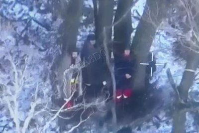 Бригада медиків ховається у лісі Бригада медиків ховається у лісі