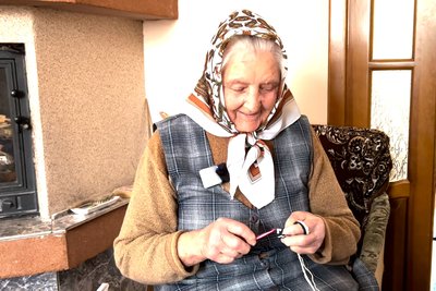 86-річна жінка з Рівненщини плете килимки для військових 86-річна жінка з Рівненщини плете килимки для військових